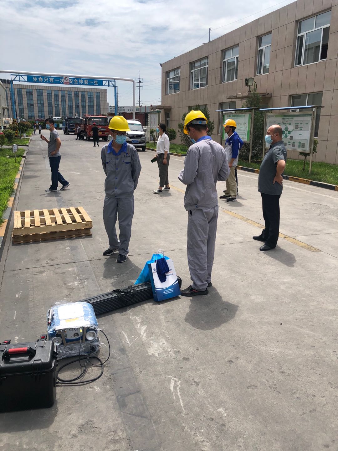 淄博市環(huán)保局監(jiān)察科聯(lián)合執(zhí)法科進行執(zhí)法檢測